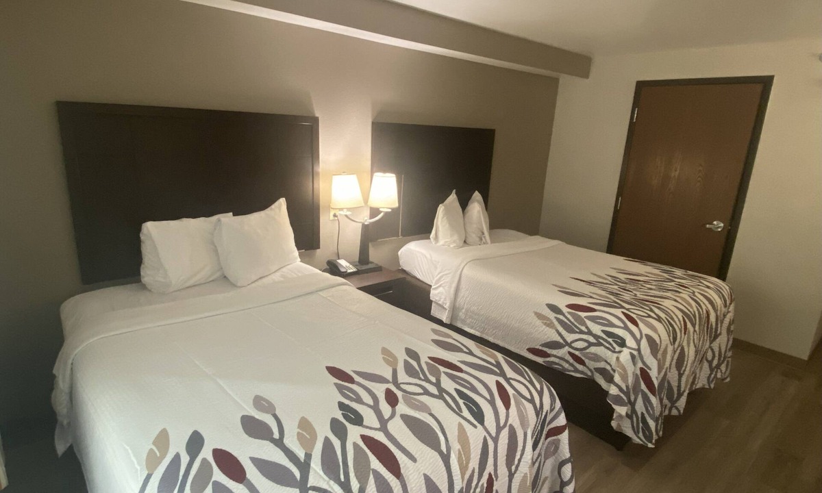 Ross Township Hotel | Red Roof Inn Pittsburgh - McKnight Rd