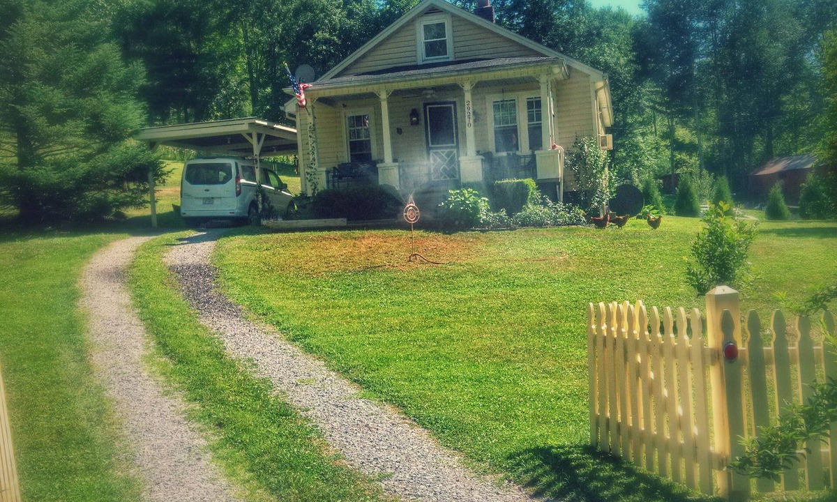 Damascus House | RedBud Manor a charming 2-bedroom house 10 miles from marvelous Damascus