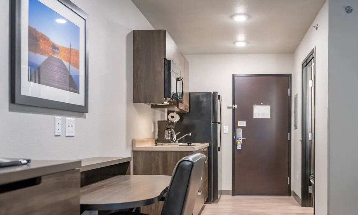 Plainfield Hotel | Relax in a Fully Equipped Room Near Perry Crossing Shops