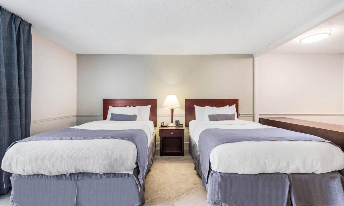 Blue Ash Hotel | Relax in Luxe Room Near Dororthy Francis Rec Area – Just 1.9 Miles Away