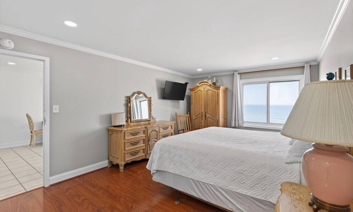 Northeast Virginia Beach Apartment | Relax on Sunny Virginia Beach with Oceanfront View