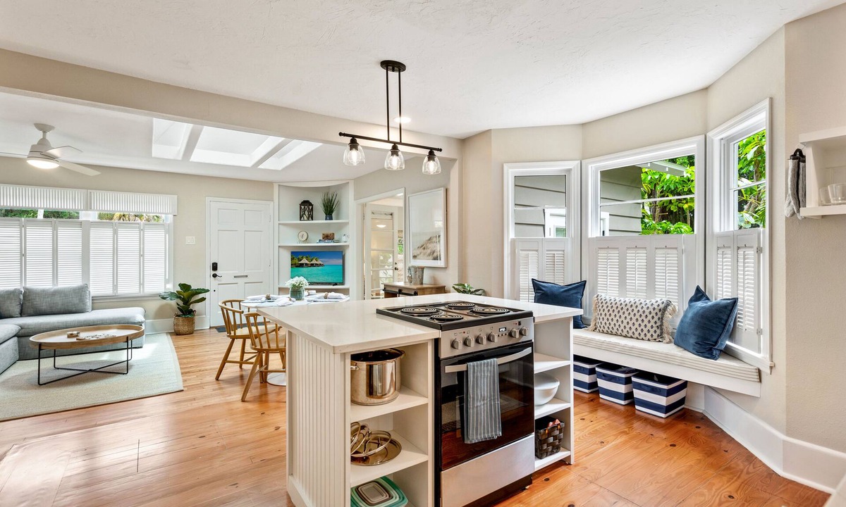 Indian Beach Sapphire Shores House | Relaxing, Private West of Trail Cottage in Sunny Sarasota with Pool