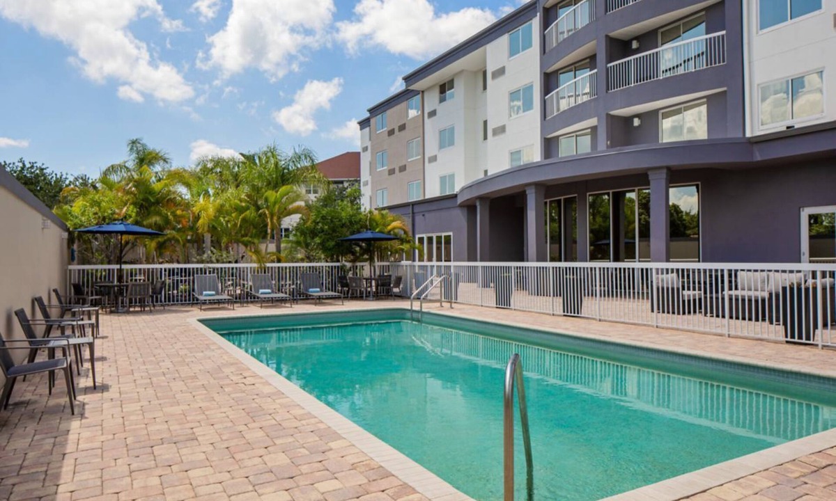Oldsmar Hotel | Relaxing Stay! Poolside Comfort Near Tampa’s Top Attractions