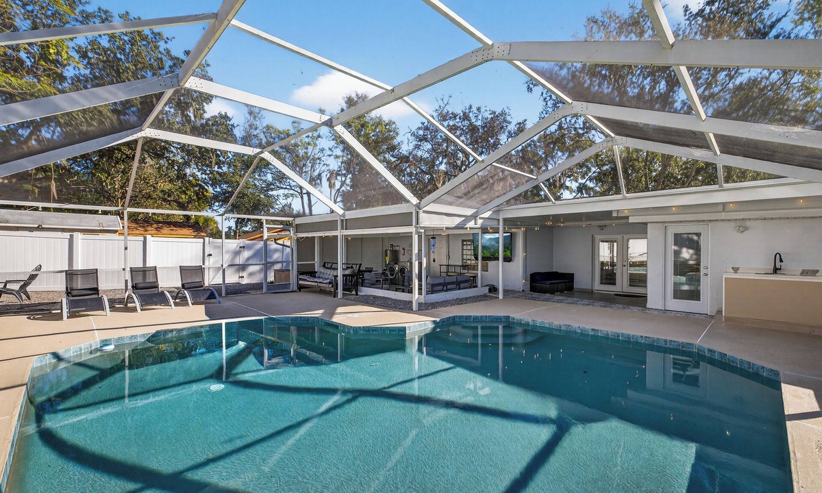 Temple Crest House | Renovated 4BR/3BA w Heated Pool, Outdoor Kitchen, Firepit 5 Min to Busch Gardens