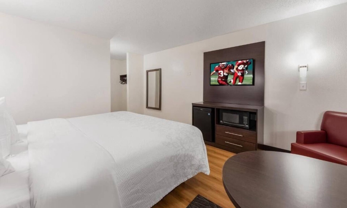 Crosswoods Hotel | Renovated Room Perfect for Solo or Couple Travelers – Great Location in Columbus