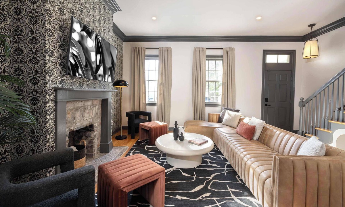 Old West Broad Neighborhood Condo | Renovated Townhome Near Forsyth Park | Parking