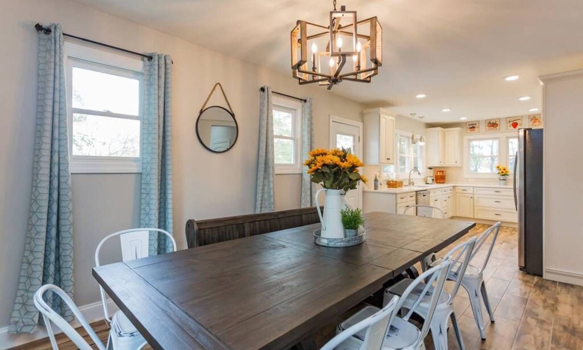 Eastwood House | Restaurants, coffee shops, breweries walking distance. 6 minute drive downtown.