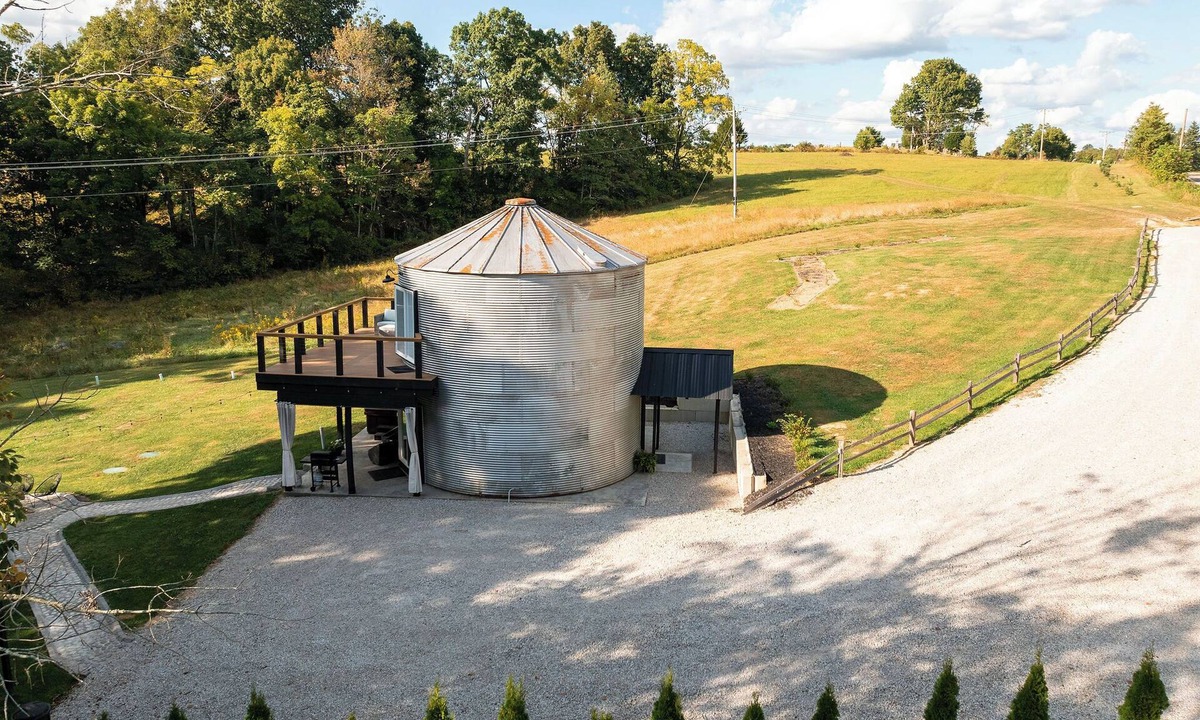 Rockbridge Cabin | Restored Grain Bin with Hot Tub, King Bed, Vending Machine. Dog-friendly!