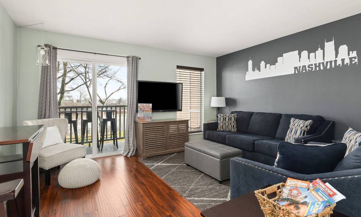North Capitol Condo | RF1004 ~ King Bed ~ Pool ~ Outdoor space on the River ~ Free Covered Parking ~ 1 Mi to Broadway