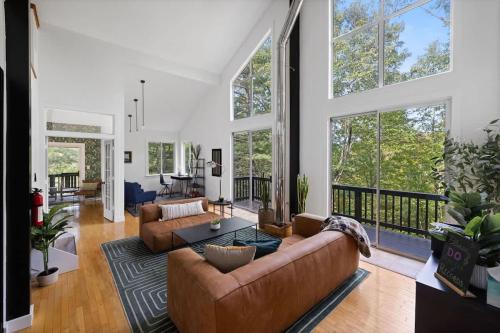 Berkeley Springs House | Ridgeview & The Nest - 26 Acres - Stay with Branch