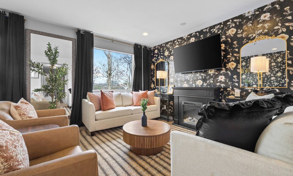 North Capitol Condo | Riverfront Condo | Walk Downtown | Pool + Parking