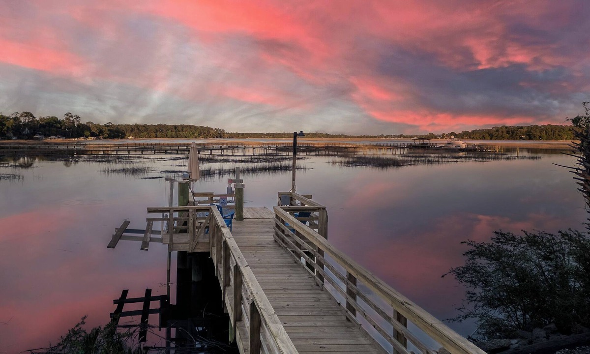 Savannah House | Riverfront Luxurious Savannah Escape.Dock, Firepit, Fishing, Kayaks, & Dolphins.