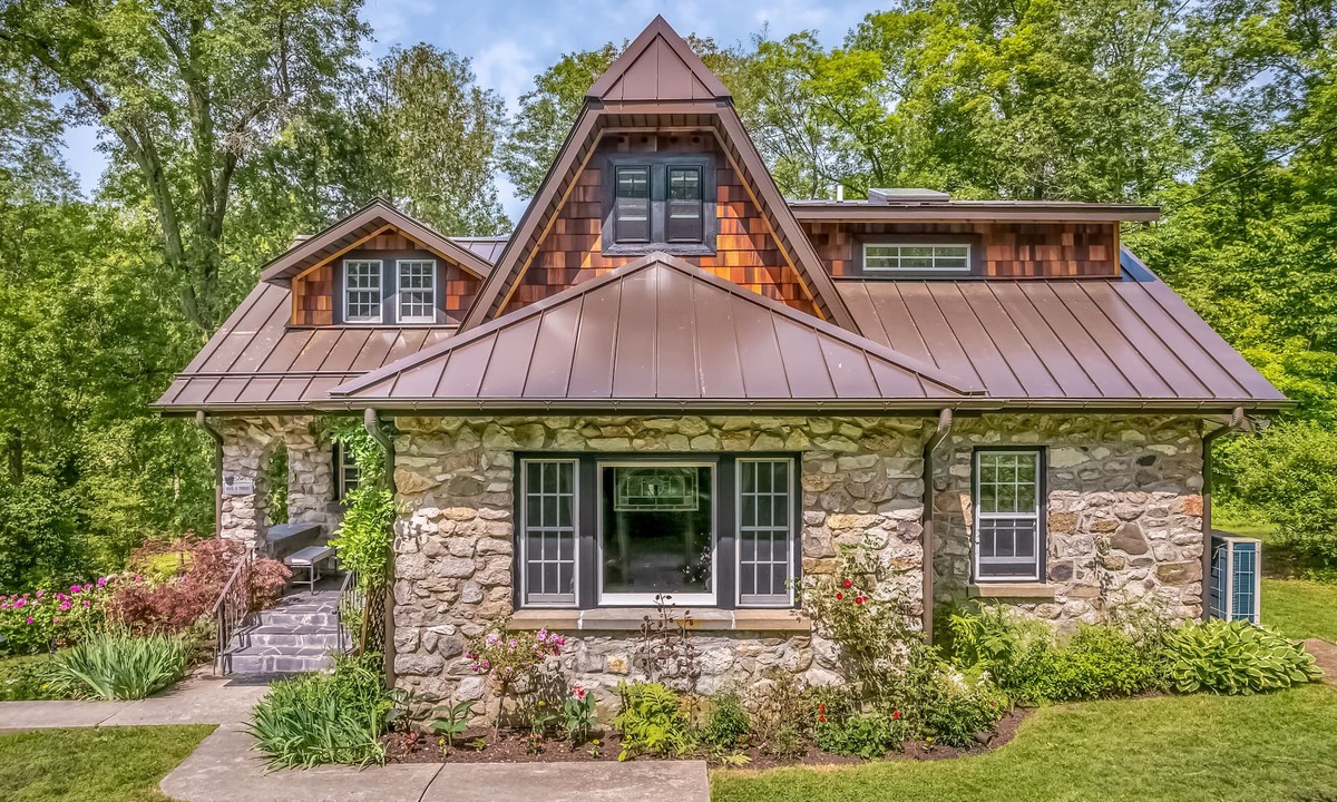 Gardiner House | Riverfront stone cottage Private dock & boats Personal spa private resort
