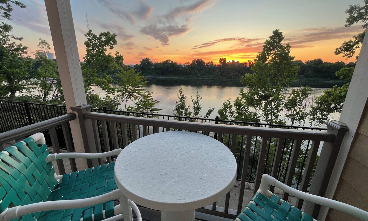North Capitol Condo | Riverside Rhythm! Waterfront condo near Broadway, Nissan Stadium, Sounds, etc!