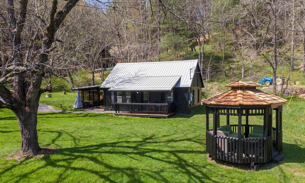 Crumpler House | Riversong Cottage - Stay & Play On the New River! Updated Cottage with Hot Tub!