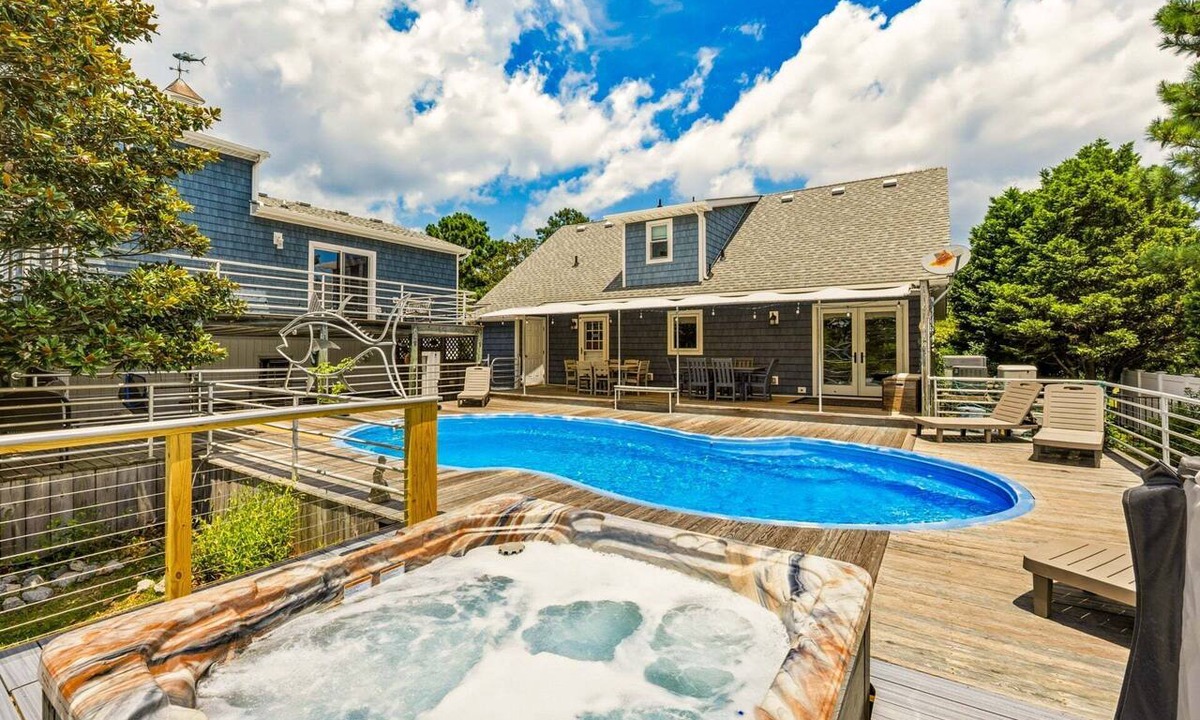 Manteo House | Roanoke Island Retreat *canal front on the sound*pool