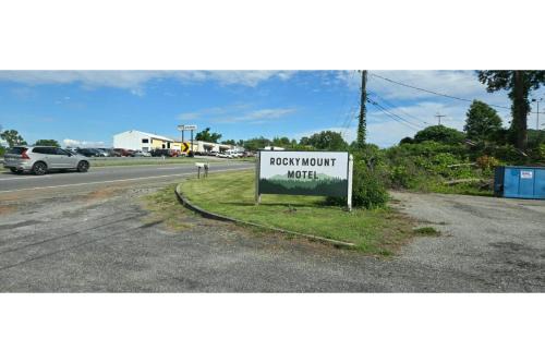 Redwood Hotel | Rocky Mount Motel near Hwy 220