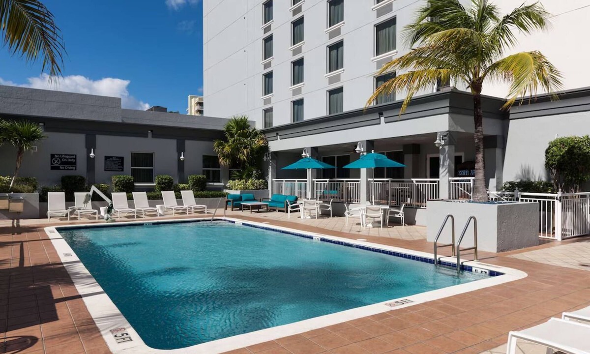 Downtown Fort Lauderdale Hotel | Romantic Getaway | Pool Access | Free Breakfast | Parking | Pets are Welcome