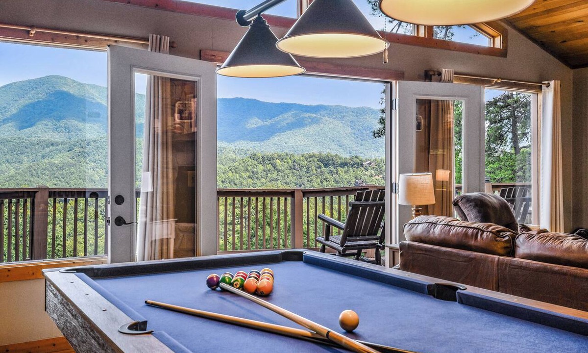 Wears Valley Cabin | Roundtop Mountain Ridge Cabin-Spacious 3 bedroom/Separate living spaces/Mtn View