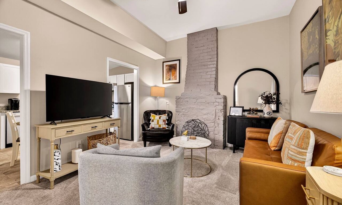 Metropolitan Condo | Row Home in Victorian District w/Parking + Pet-friendly by Lucky Savannah