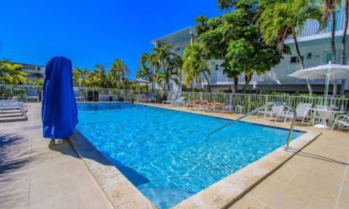North Beach Hotel | Royal 1 Apt/Hotel with pool in Miami Beach
