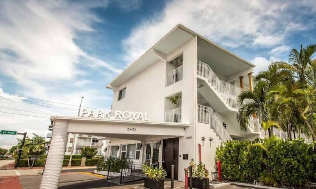 North Beach Hotel | Royal 2 Apt/Hotel with pool in Miami Beach