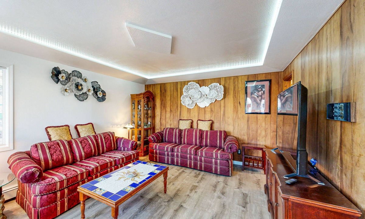 Russian Jack Park House | Rustic dog-friendly home close to skiing, mountains, and golf course