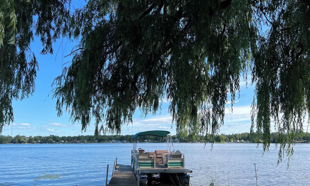 Hale Cottage | Rustic Lakefront Cabin with a Quaint, Retro Vibe
