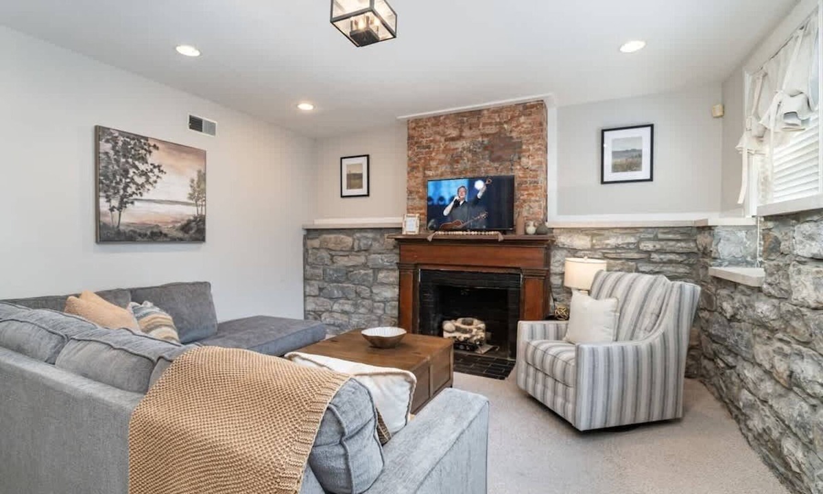 Rutledge Hill House | Rutledge After Dark - Walk to Broadway & The Gulch