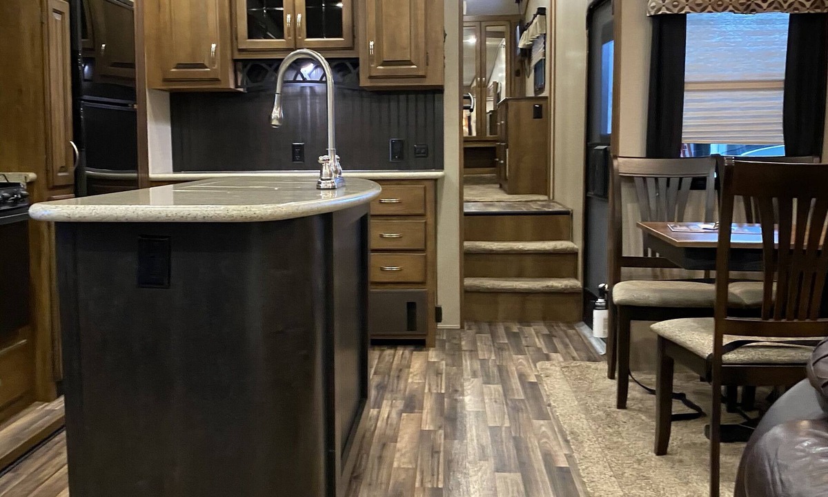 River Oaks House | RV in premiere park and marina on the New River