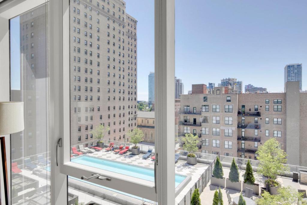 South Loop Apartment | S Loop Studio w Lounge Pool Gym nr Grant Park CHI-761