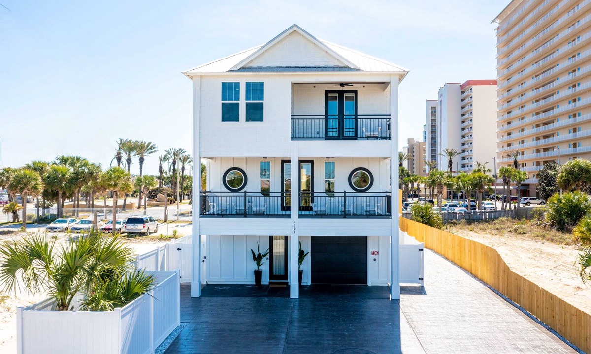 Holiday Beach House | Safari Street Stay - Steps 2 Beach! 2 units for 1 price! Sleep 16!