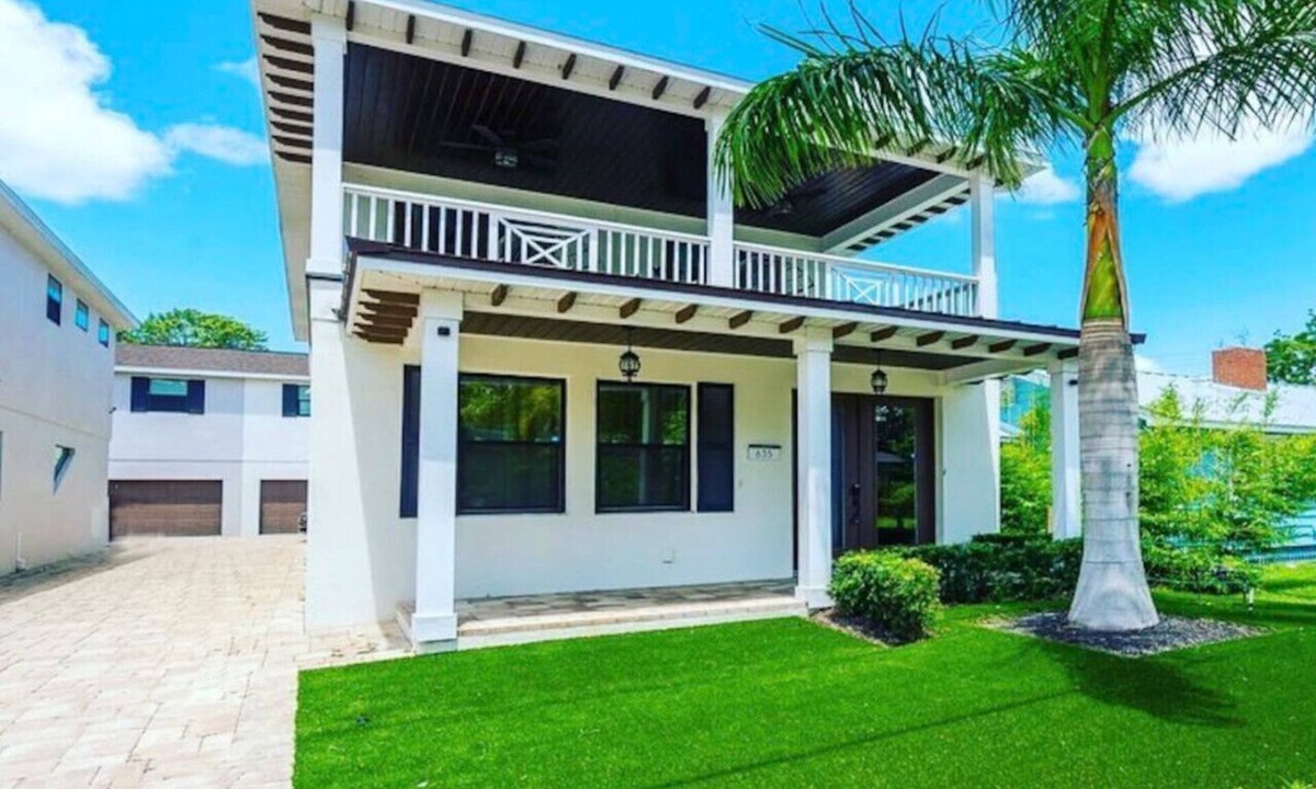 Gillespie Park House | Sarasota Pet Friendly Vaca Home | Balcony + Garage
