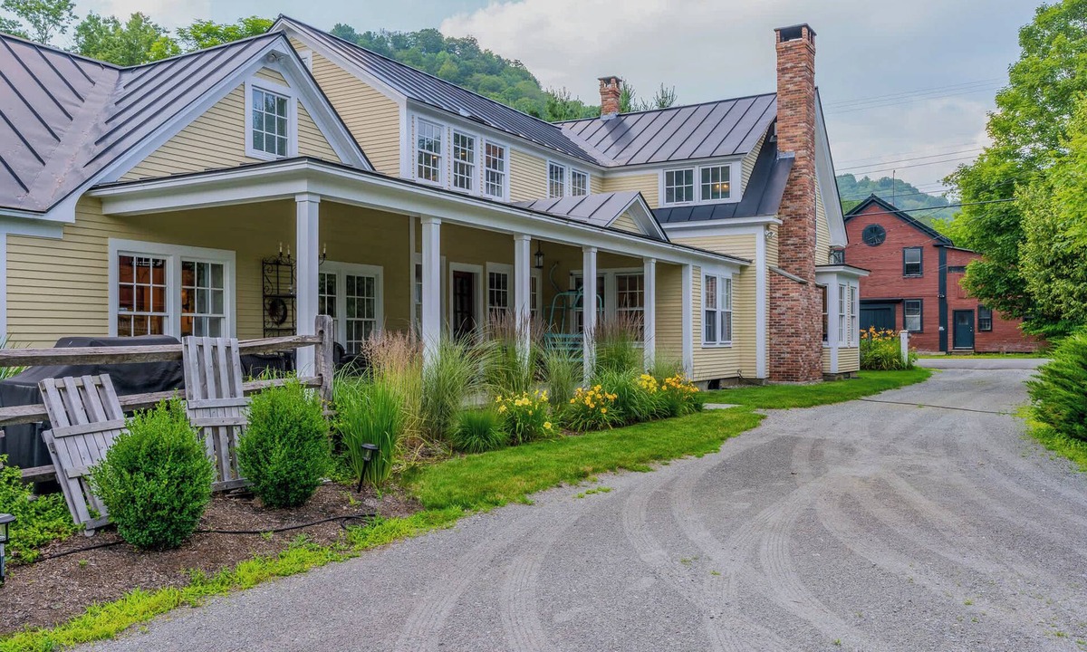 South Pomfret House | Saskadena Lodge with Game Room, near Ski Hill