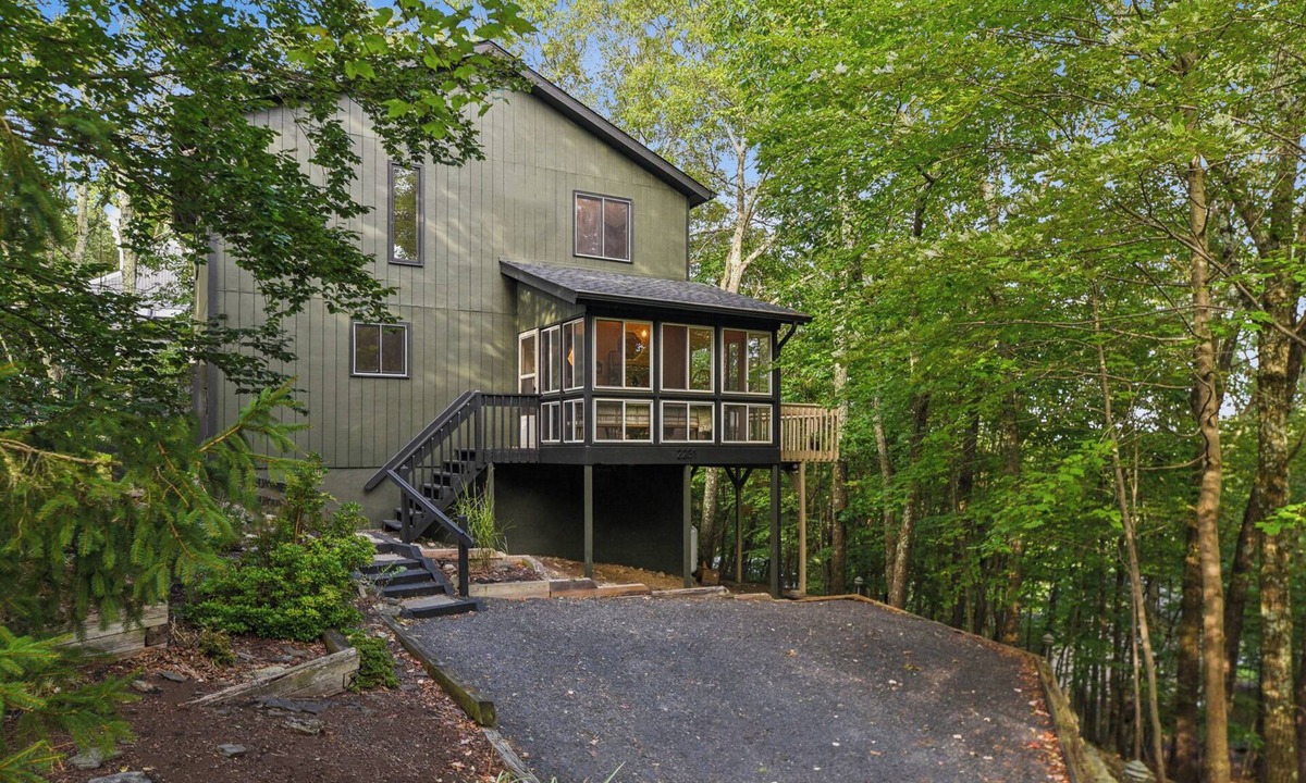 Bushkill Ski Chalet | Saw Creek Chalet Pools Lake Firepit Deck Gas Grill By Bushkill Falls