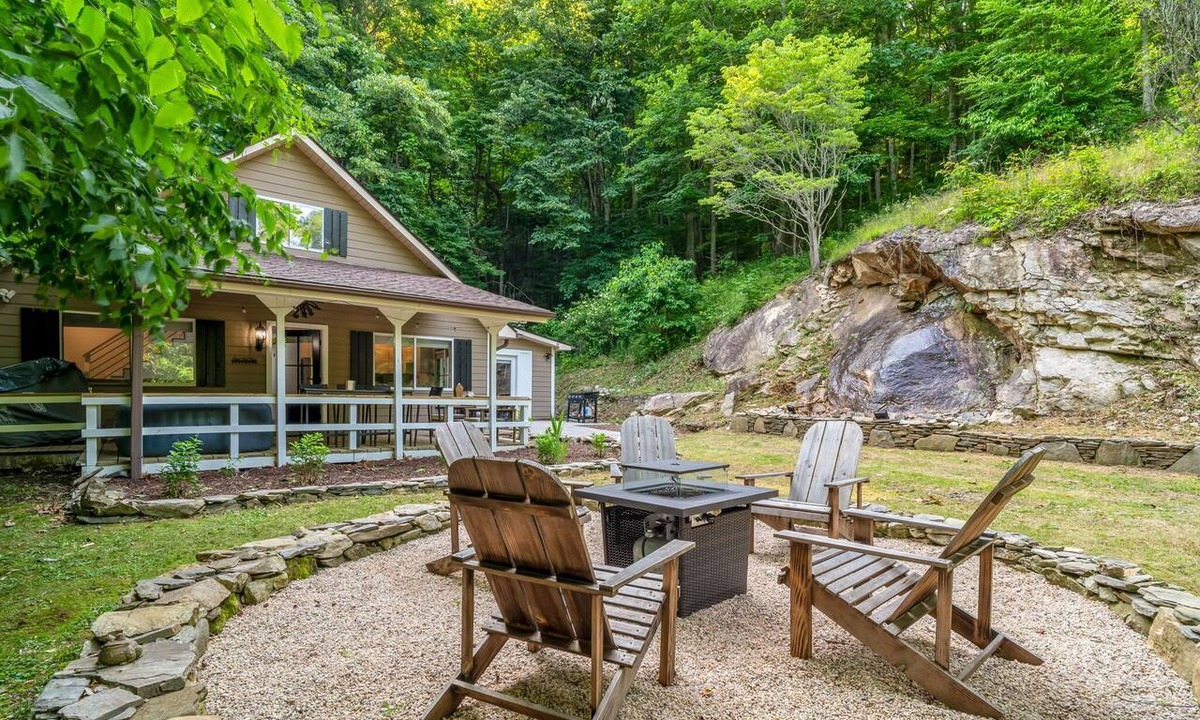 Maggie Valley House | Scenic Maggie Valley Retreat l Hiking l Skiing