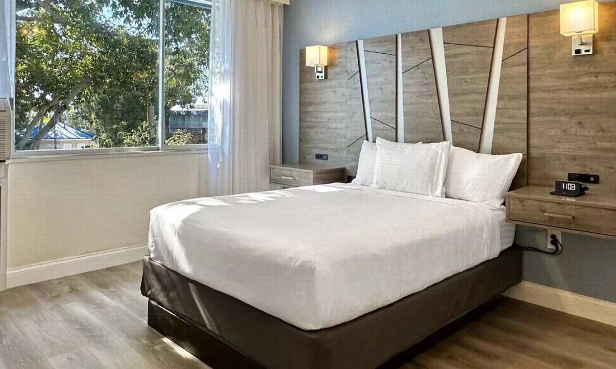 Pinellas Point Hotel | Seaside Retreat Near St Petersburg, Pet-friendly, Onsite Pool, Private Beach!