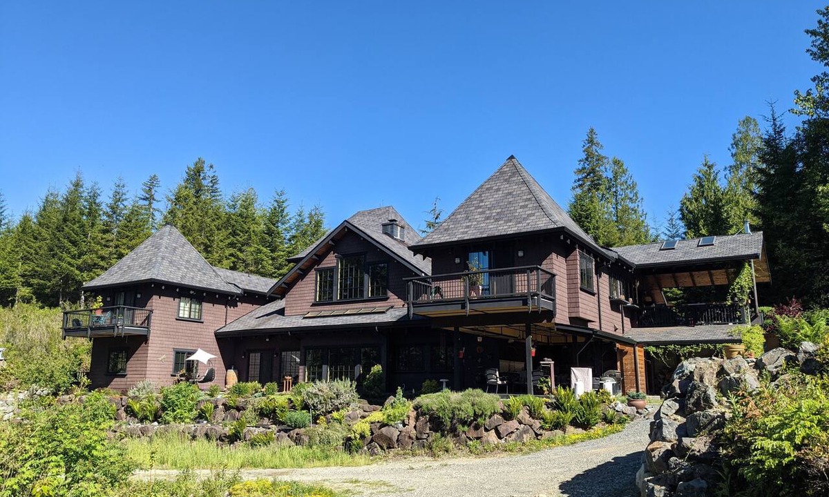 Sultan Apartment | Secluded lodge apt with hot tub in Cascade Mtn foothills Sultan Wash. Sleeps 4.
