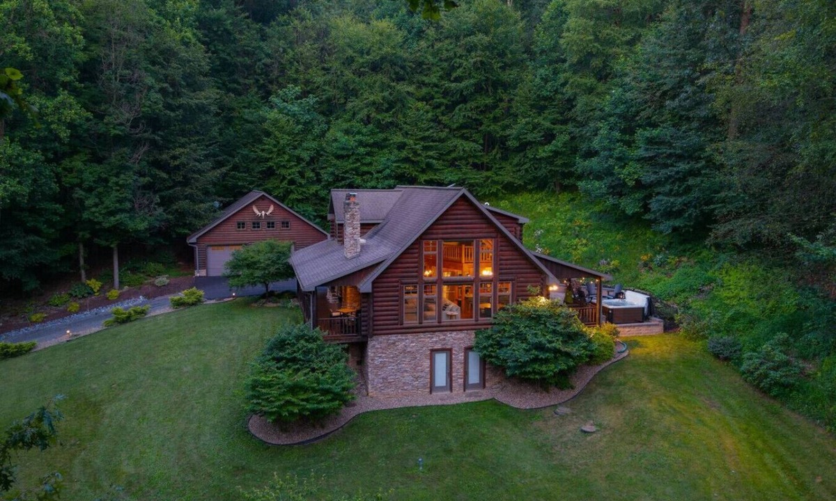 Mount Aetna Cabin | Secluded Retreat |Hot Tub, Game Room, Fire Pit
