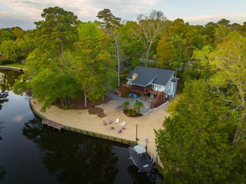 Southern Shores House | Secluded Waterfront Retreat With Backyard Beach