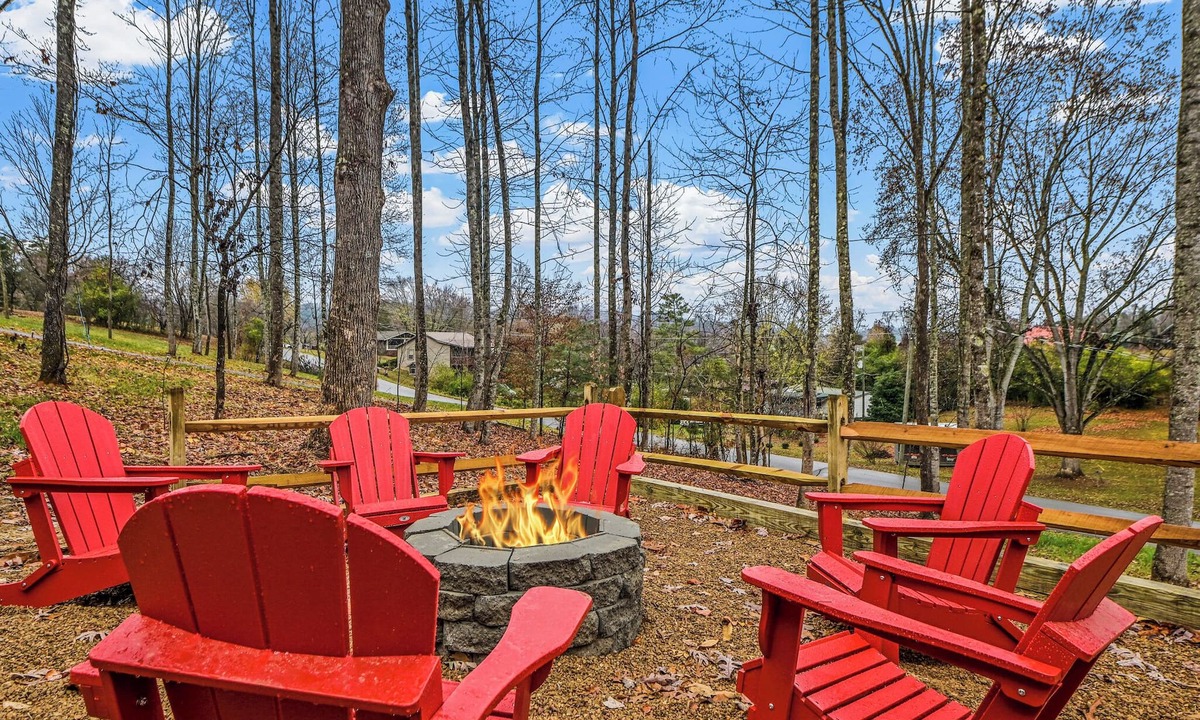Smoky Mountains Cabin | Serene VIEWs! Hot Tub! Public Pool! Location! Firepit! Gameroom