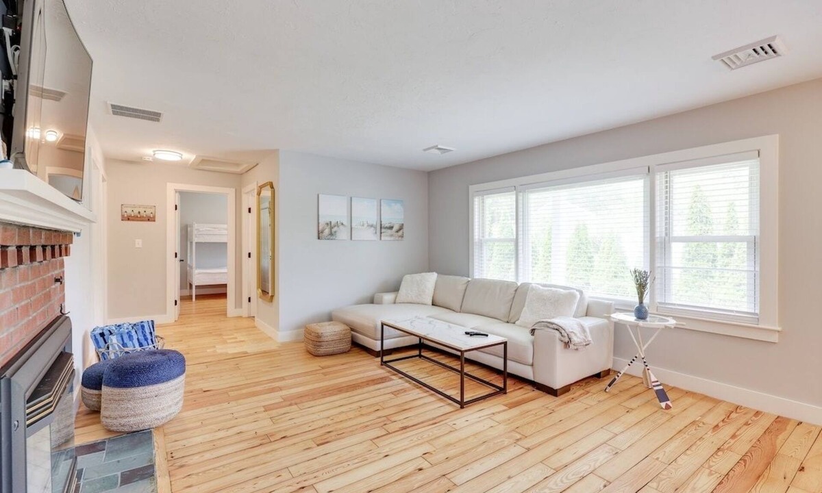 Hyannis House | Short walk to ④FOUR beaches & downtown Hyannis * Central AC * Hot Tub!