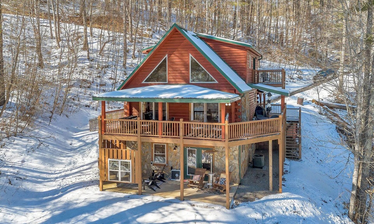 Grassy Creek Cabin | Sit n Ponder Dog-Friendly Log Cabin