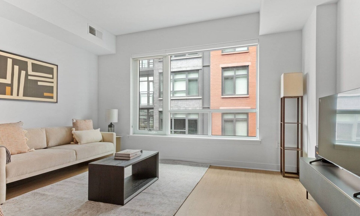 Mount Vernon Triangle Apartment | Sleek Mount Vernon Studio w/Pool, W/D & Gym, near Metro, by Blueground