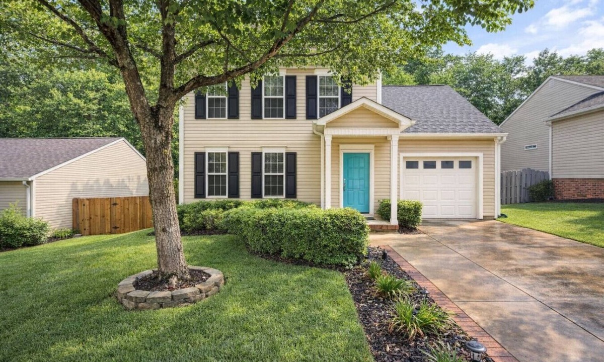 Simpsonville House | Sleeps 10 | 4BR w/6 Beds | Spacious Yard