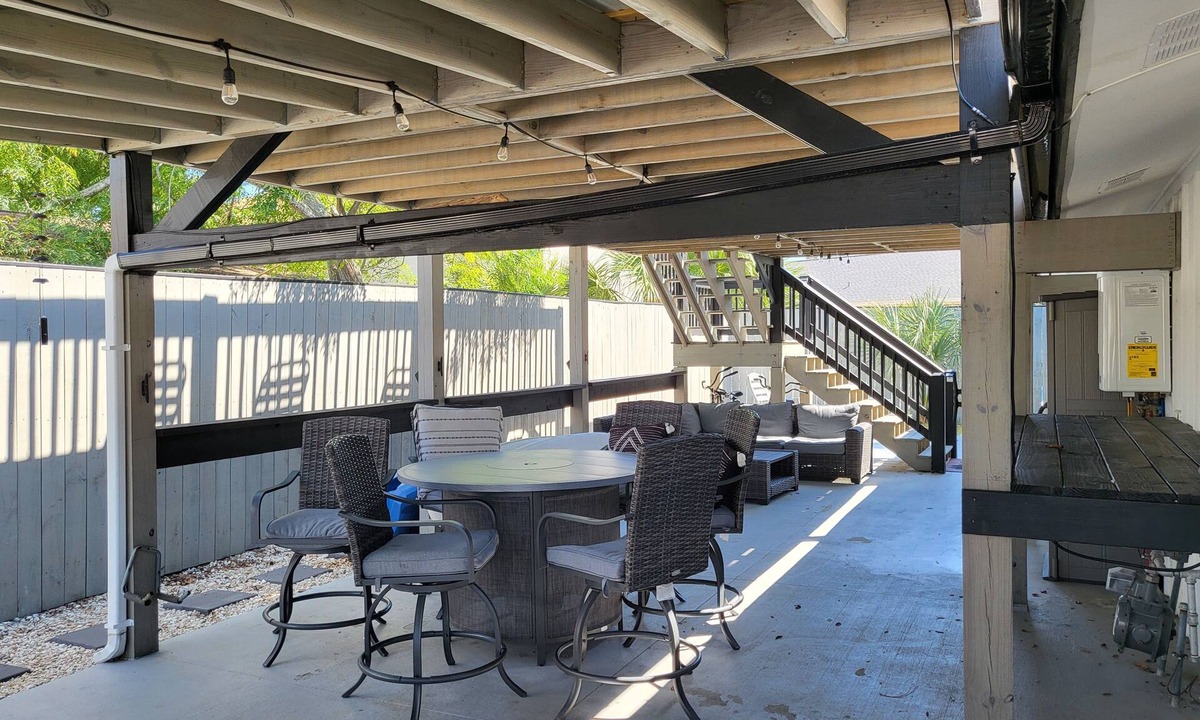 Holiday Beach House | Sleeps 8 Waterview with Kayaks & Bikes! GREAT Outdoor seating for 12 & LAP POOL