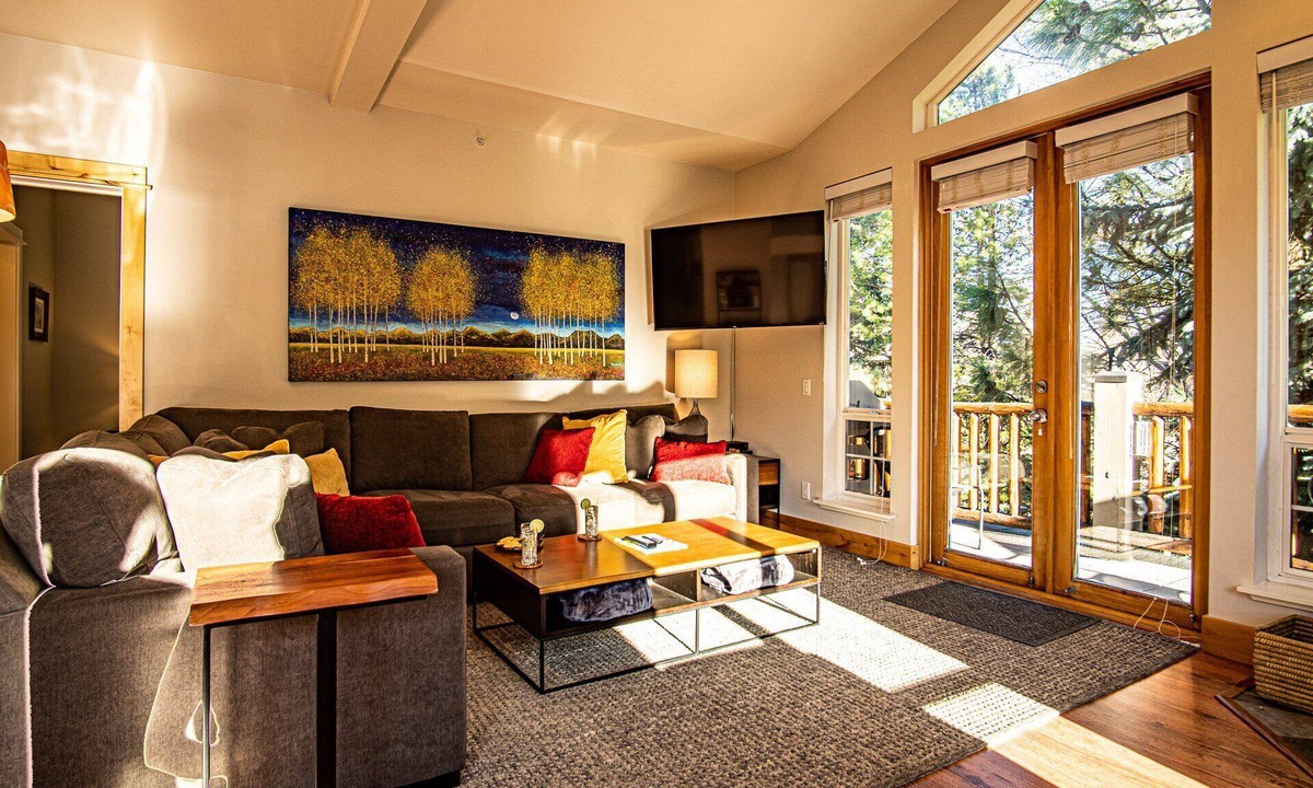 Ketchum Condo | Snow Star Skylight - 3BD 3BA - Hot Tub, Gym, Walk to Ski!