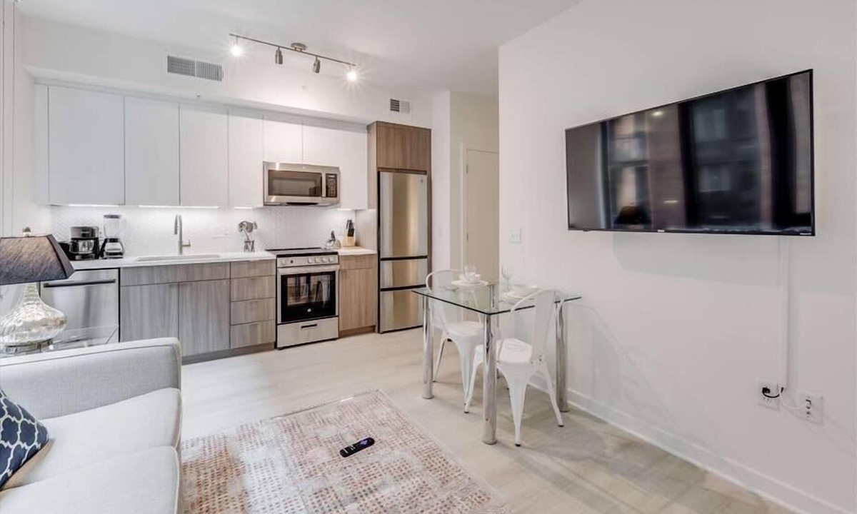 NoMa Hotel | Sophisticated 1BR Deluxe with Rooftop Views, Gym, & Relaxing Pool in NoMa