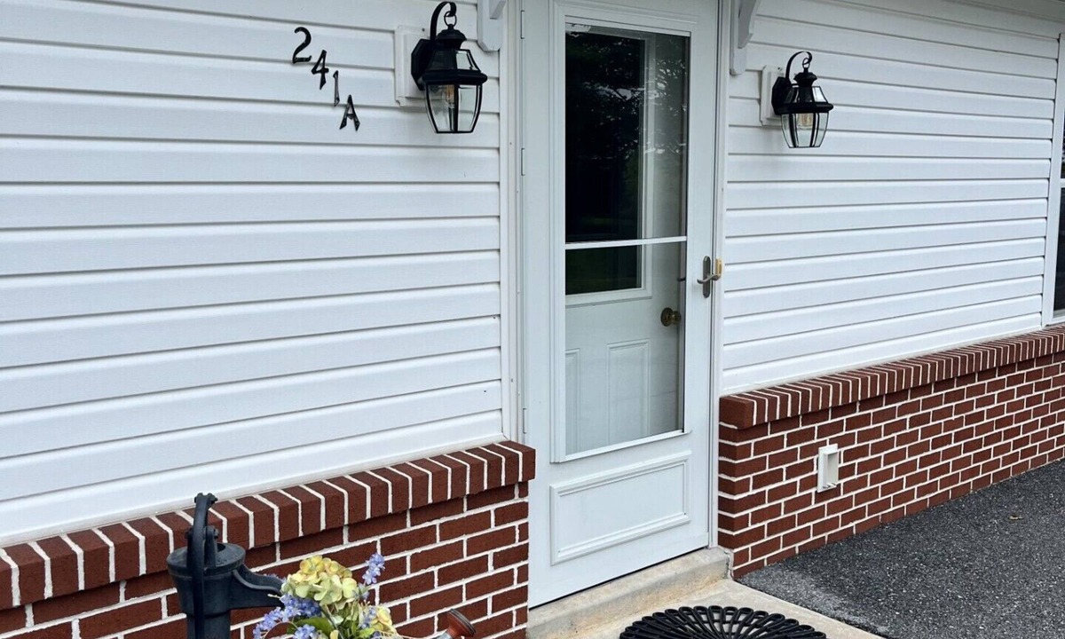 Witmer Cottage | Spacious 2-bedroom cottage ideal for Scrapbooking and Quilting retreats.
