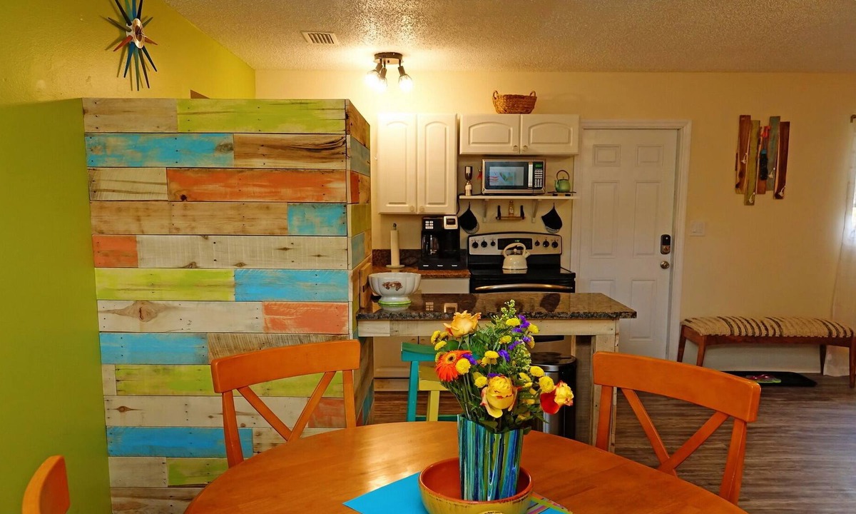 Bayou Oaks Apartment | Spacious 2nd Floor Apartment with Deck